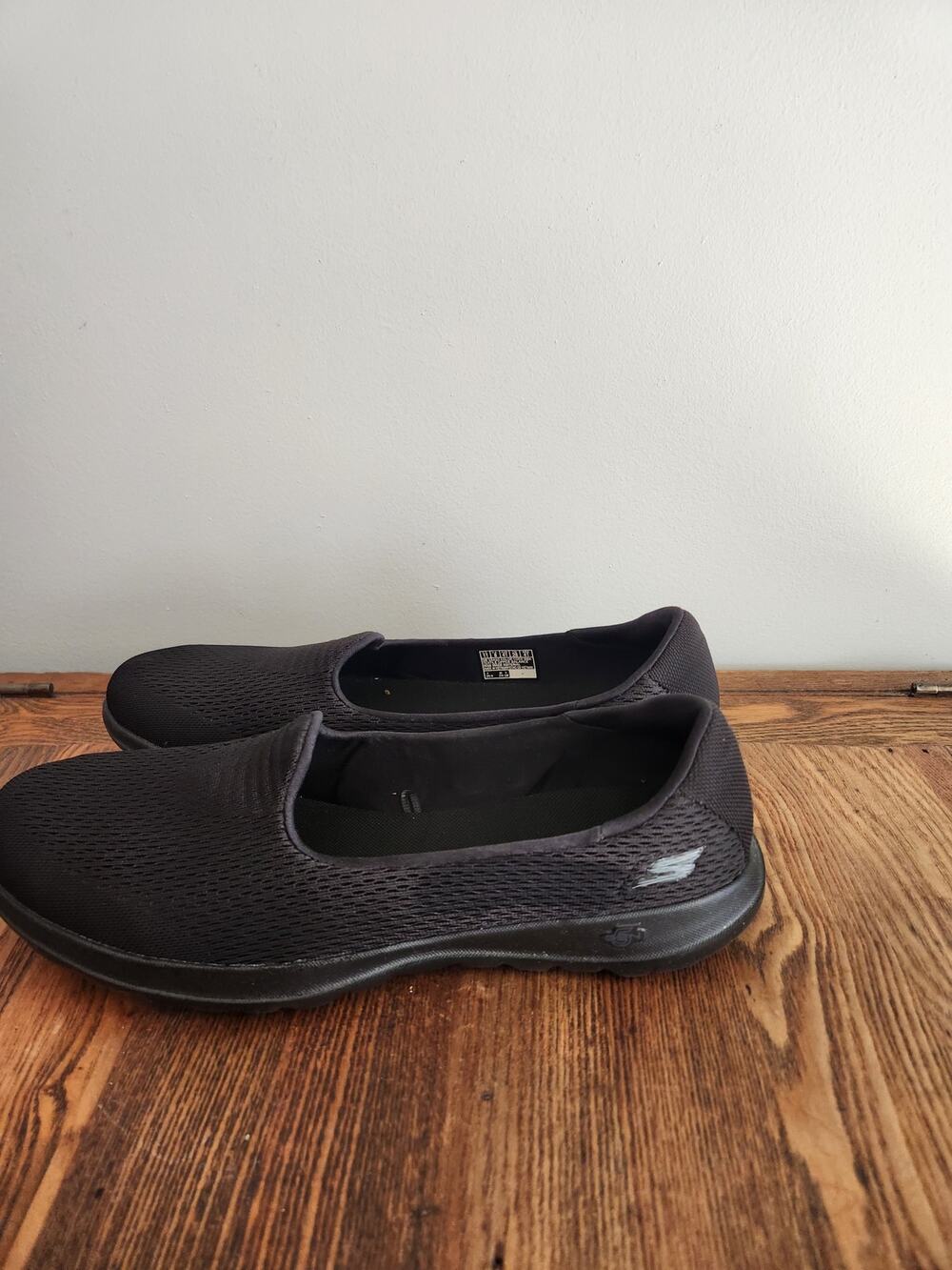 Sketchers Go Walk Lite  Black Women Slip on sz 11 NIB